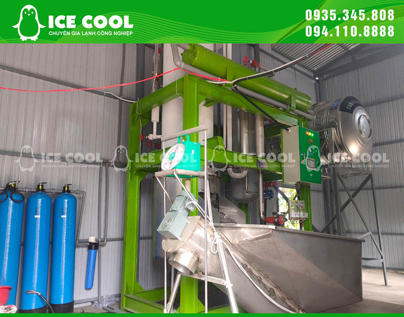 Đi cùng với máy đá viên công cộng là gàu tải đá và các thiết bị khác