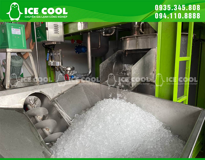 Đá xả xuống sẽ có động cơ dao cắt chạy theo vòng để cắt đát thành những viên đều nhau